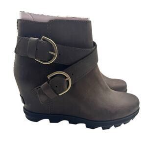 NWOB Sorel Joan Of Arctic II Brown Buckle Wedge Heel Ankle Booties Womens Sz 7.5